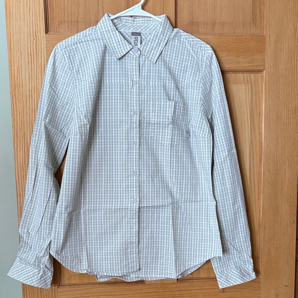 STIO women’s button down shirt. NWOT. Size Large.